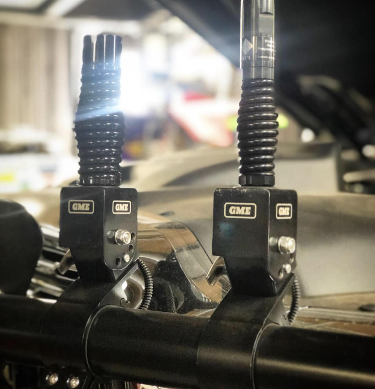 GME FOLD-DOWN ANTENNA MOUNTING BRACKET - BLACK